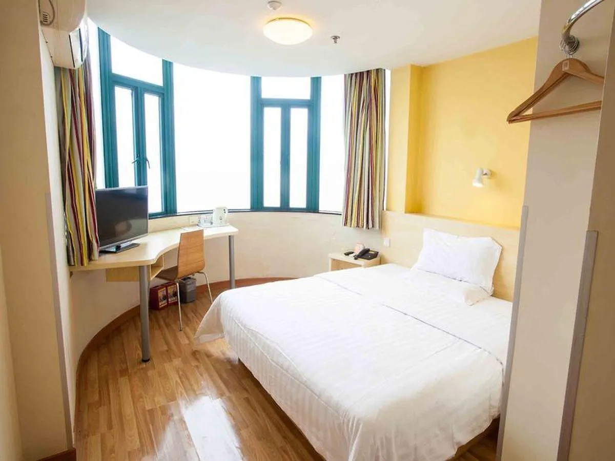 7Days Inn Sanya Bay Jixiang Street Branch 2*,  中国